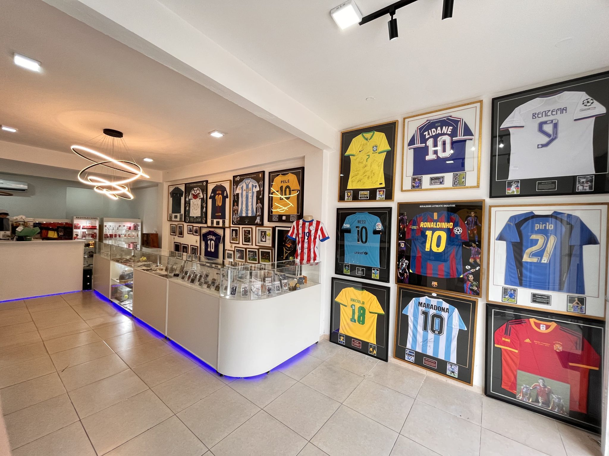 Showroom de Nico Colecciones con camisetas autografiadas enmarcadas